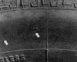 Следы удара/защемления в боковине шины